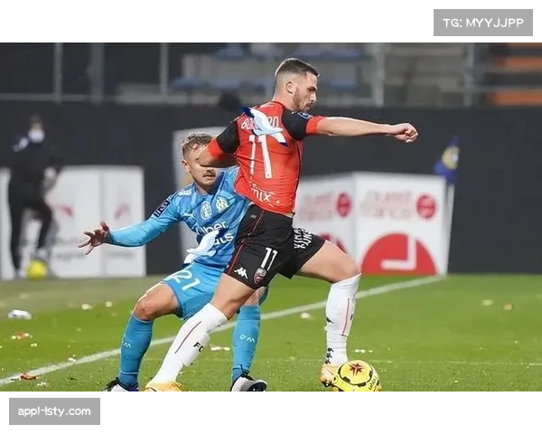 特写：洛里昂门将姆沃戈单场10次扑救后累倒在场边